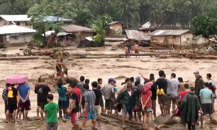 People help to rescue flood victims in Lanao Del Norte, Philippines, December 22, 2017. Climah Cabugatan Disumala/via REUTERS