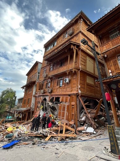 Photo of a brown building hat sustained damage from the eathquake in Sichuan on September 2022